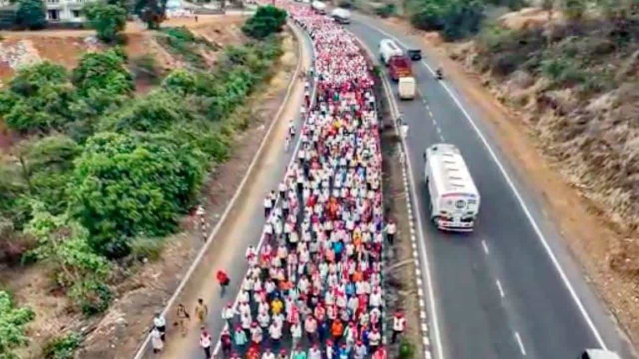 ಈರುಳ್ಳಿ ಬೆಲೆಗಾಗಿ ಮುಂಬೈಯತ್ತ ಬೃಹತ್ ಮೆರವಣಿಗೆ ಹೊರಟಿದ್ದ ಮಹಾರಾಷ್ಟ್ರ ರೈತರ ಪ್ರತಿಭಟನೆ ರದ್ದು ಈರುಳ್ಳಿ ಬೆಲೆಗಾಗಿ ಮುಂಬೈಯತ್ತ ಬೃಹತ್ ಮೆರವಣಿಗೆ ಹೊರಟಿದ್ದ ಮಹಾರಾಷ್ಟ್ರ ರೈತರ ಪ್ರತಿಭಟನೆ ರದ್ದು