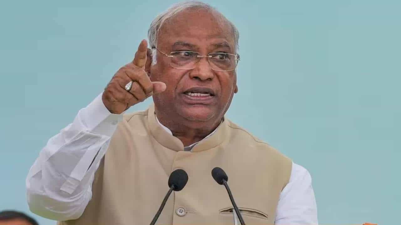 ಕುತಂತ್ರದಿಂದ ರಾಹುಲ್ ಗಾಂಧಿ ಸಂಸದ ಸ್ಥಾನದಿಂದ ಅನರ್ಹಗೊಳಿಸಿದ್ದಾರೆ: ಬಿಜೆಪಿ ವಿರುದ್ಧ ಖರ್ಗೆ ವಾಗ್ದಾಳಿ ಕುತಂತ್ರದಿಂದ ರಾಹುಲ್ ಗಾಂಧಿ ಸಂಸದ ಸ್ಥಾನದಿಂದ ಅನರ್ಹಗೊಳಿಸಿದ್ದಾರೆ: ಬಿಜೆಪಿ ವಿರುದ್ಧ ಖರ್ಗೆ ವಾಗ್ದಾಳಿ