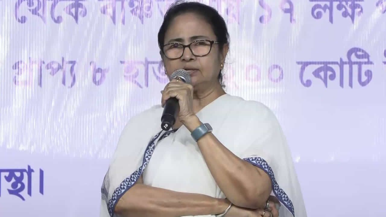 ಬಿಜೆಪಿ ಊಳಿಗಮಾನ್ಯ ವ್ಯವಸ್ಥೆಯ ಜಮೀನುದಾರನಂತೆ ವರ್ತಿಸುತ್ತಿದೆ: ಕೇಂದ್ರ ವಿರುದ್ಧ ಮಮತಾ ವಾಗ್ದಾಳಿ ಬಿಜೆಪಿ ಊಳಿಗಮಾನ್ಯ ವ್ಯವಸ್ಥೆಯ ಜಮೀನುದಾರನಂತೆ ವರ್ತಿಸುತ್ತಿದೆ: ಕೇಂದ್ರ ವಿರುದ್ಧ ಮಮತಾ ವಾಗ್ದಾಳಿ