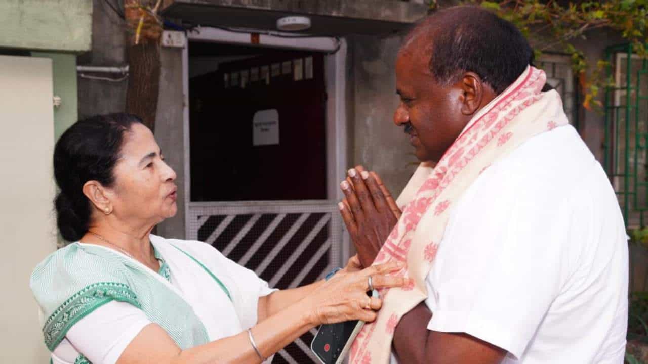ಸಿಎಂ ಮಮತಾ ಬ್ಯಾನರ್ಜಿ ಭೇಟಿಯಾದ ಹೆಚ್ಡಿ ಕುಮಾರಸ್ವಾಮಿ: ಲೋಕಸಭಾ ಚುನಾವಣೆ ಬಗ್ಗೆ ಮಹತ್ವದ ಚರ್ಚೆ ಸಿಎಂ ಮಮತಾ ಬ್ಯಾನರ್ಜಿ ಭೇಟಿಯಾದ ಹೆಚ್ಡಿ ಕುಮಾರಸ್ವಾಮಿ: ಲೋಕಸಭಾ ಚುನಾವಣೆ ಬಗ್ಗೆ ಮಹತ್ವದ ಚರ್ಚೆ