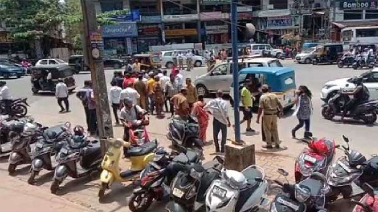 Mangalore News: ಮಂಗಳೂರಿನಲ್ಲಿ ರಸ್ತೆ ದಾಟುತ್ತಿದ್ದಾಗ ಖಾಸಗಿ ಬಸ್ ಡಿಕ್ಕಿ ಹೊಡೆದು ಮಹಿಳೆ ಸಾವು Mangalore News: ಮಂಗಳೂರಿನಲ್ಲಿ ರಸ್ತೆ ದಾಟುತ್ತಿದ್ದಾಗ ಖಾಸಗಿ ಬಸ್ ಡಿಕ್ಕಿ ಹೊಡೆದು ಮಹಿಳೆ ಸಾವು