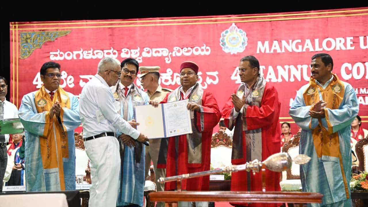 Mangaluru: ಪಿಹೆಚ್ಡಿ ಪದವಿ ಪಡೆದ 80ರ ಸಾಧಕ, ಮುಗಿಲು ಮುಟ್ಟಿದ ಚಪ್ಪಾಳೆ Mangaluru: ಪಿಹೆಚ್ಡಿ ಪದವಿ ಪಡೆದ 80ರ ಸಾಧಕ, ಮುಗಿಲು ಮುಟ್ಟಿದ ಚಪ್ಪಾಳೆ