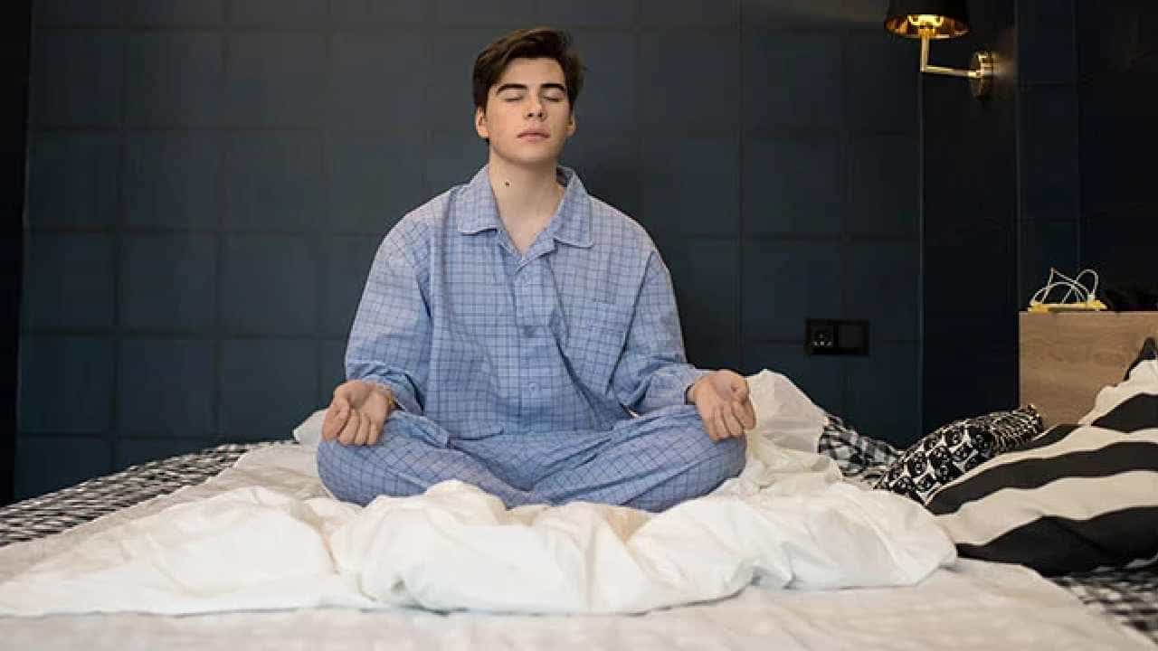 Spiritual Practices Before Bed: ರಾತ್ರಿ ಮಲಗುವ ಮುನ್ನ ಈ ಅಭ್ಯಾಸಗಳನ್ನು ರೂಢಿಸಿಕೊಂಡರೆ ಜೀವನದಲ್ಲೂ ಸಫಲತೆ ಕಾಣುವಿರಿ Spiritual Practices Before Bed: ರಾತ್ರಿ ಮಲಗುವ ಮುನ್ನ ಈ ಅಭ್ಯಾಸಗಳನ್ನು ರೂಢಿಸಿಕೊಂಡರೆ ಜೀವನದಲ್ಲೂ ಸಫಲತೆ ಕಾಣುವಿರಿ