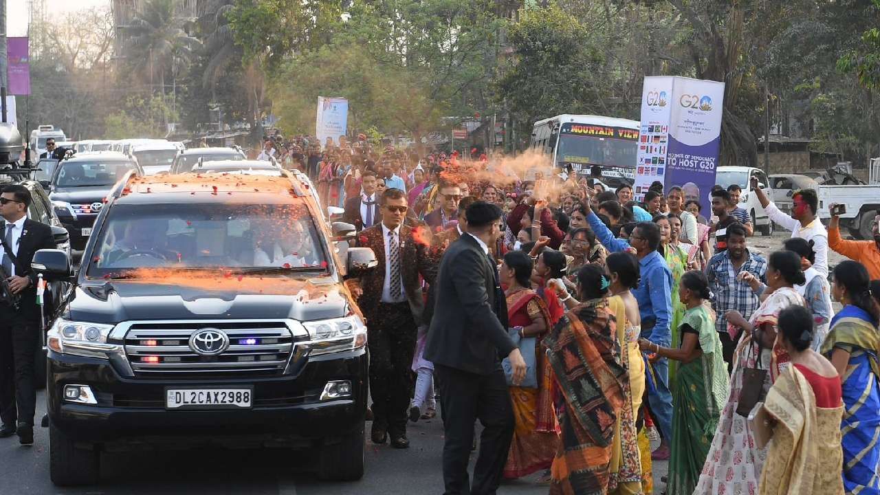 Assam PM Modi receive a grand welcome at Guwahati Modi road show photos 
