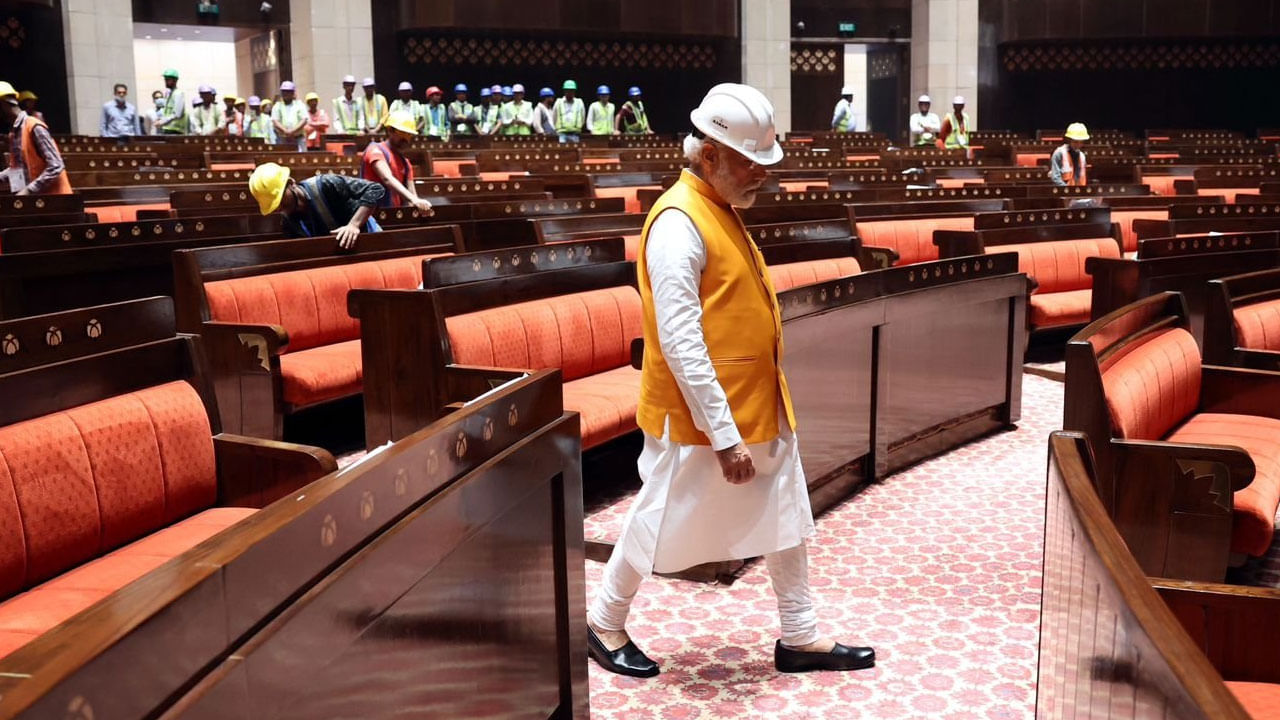 ಸಂಸತ್ ಭವನದಲ್ಲಿ ಮೋದಿ ಹೆಜ್ಜೆ