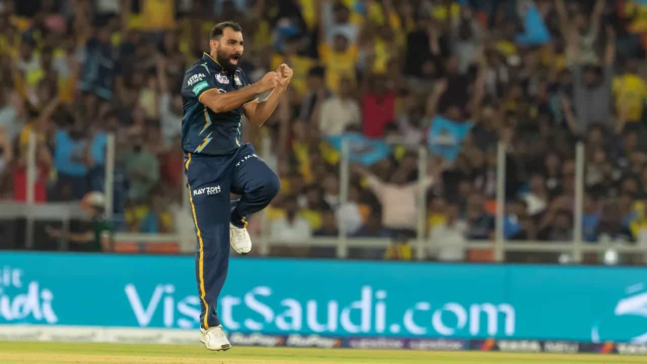 IPL 2023: ಐಪಿಎಲ್ನ ಮೊದಲ ಪಂದ್ಯದ ಮೊದಲ ವಿಕೆಟ್ ಕಬಳಿಸುವ ಮೂಲಕ ಗುಜರಾತ್ ಟೈಟಾನ್ಸ್ ತಂಡದ ವೇಗಿ ಮೊಹಮ್ಮದ್ ಶಮಿ ವಿಶೇಷ ದಾಖಲೆ ನಿರ್ಮಿಸಿದ್ದಾರೆ. ಅಹಮದಾಬಾದ್ನಲ್ಲಿ ನಡೆದ ಚೆನ್ನೈ ಸೂಪರ್ ಕಿಂಗ್ಸ್ ವಿರುದ್ಧದಲ್ಲಿ ಶಮಿ ಈ ಸಾಧನೆ ಮಾಡಿದರು.