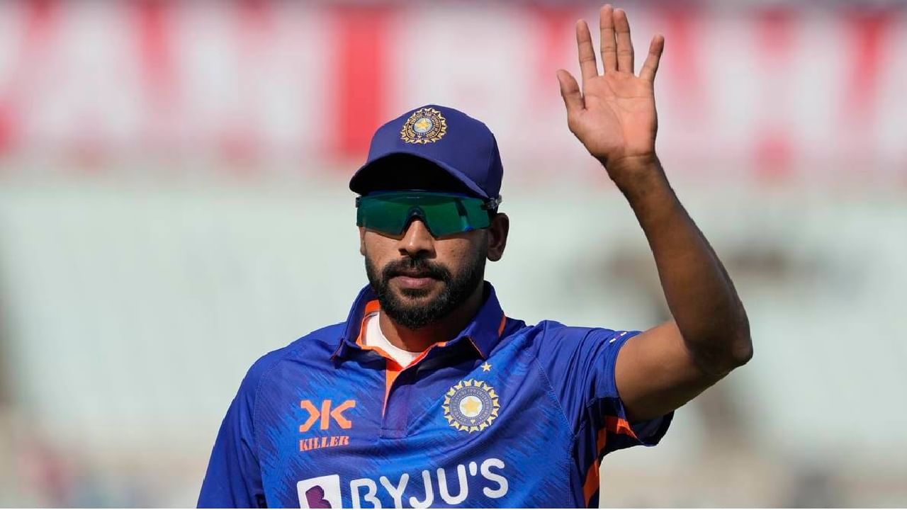 2- ಮೊಹಮ್ಮದ್ ಸಿರಾಜ್: ಟೀಮ್ ಇಂಡಿಯಾ ವೇಗಿ ಮೊಹಮ್ಮದ್ ಸಿರಾಜ್ ಏಕದಿನ ಬೌಲರ್​ಗಳ ರ್‍ಯಾಂಕಿಂಗ್‌ ಪಟ್ಟಿಯಲ್ಲಿ ಅಗ್ರಸ್ಥಾನದಲ್ಲಿದ್ದಾರೆ. ಒಟ್ಟು 729 ಅಂಕಗಳನ್ನು ಸಂಪಾದಿಸುವ ಮೂಲಕ ಸಿರಾಜ್ ಕಳೆದೆರಡು ವಾರಗಳಿಂದ ಐಸಿಸಿ ಏಕದಿನ ಶ್ರೇಯಾಂಕದಲ್ಲಿ ಮೊದಲ ಸ್ಥಾನವನ್ನು ಕಾಯ್ದುಕೊಂಡಿದ್ದಾರೆ.