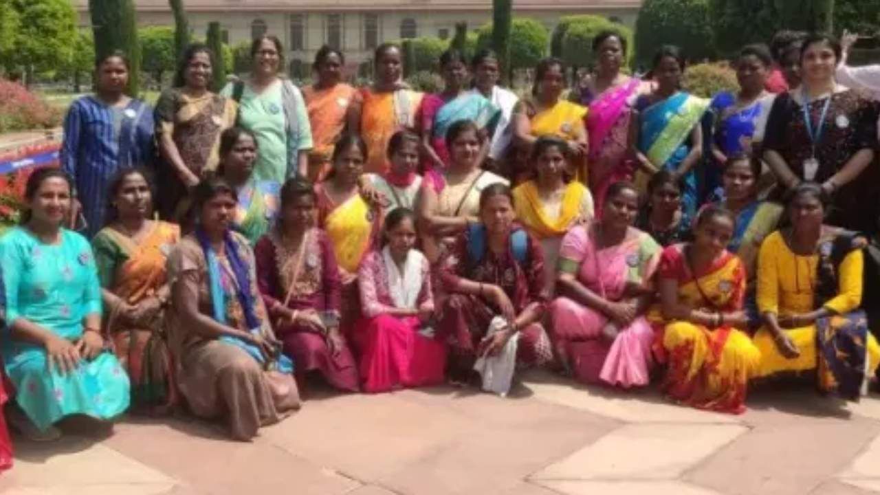 ಕರ್ನಾಟಕ ರಾಜ್ಯದ ಸಂಜೀವಿನಿ ಸ್ವ ಸಹಾಯ ಗುಂಪಿನ 31 ಬುಡಕಟ್ಟು ಜನಾಂಗದ ಮಹಿಳೆಯರು ನವದೆಹಲಿಯಲ್ಲಿರುವ
ರಾಷ್ಟ್ರಪತಿ ಭವನಕ್ಕೆ ಭೇಟಿ ನೀಡಿ ರಾಷ್ಟ್ರಪತಿ ಭವನದ ಅಮೃತ ಉದ್ಯಾನದಲ್ಲಿ ರಾಷ್ಟ್ರಪತಿ ದ್ರೌಪದಿ ಮುರ್ಮು ಅವರನ್ನು ಶುಕ್ರವಾರ
ಭೇಟಿ ಮಾಡಿದ್ದಾರೆ.