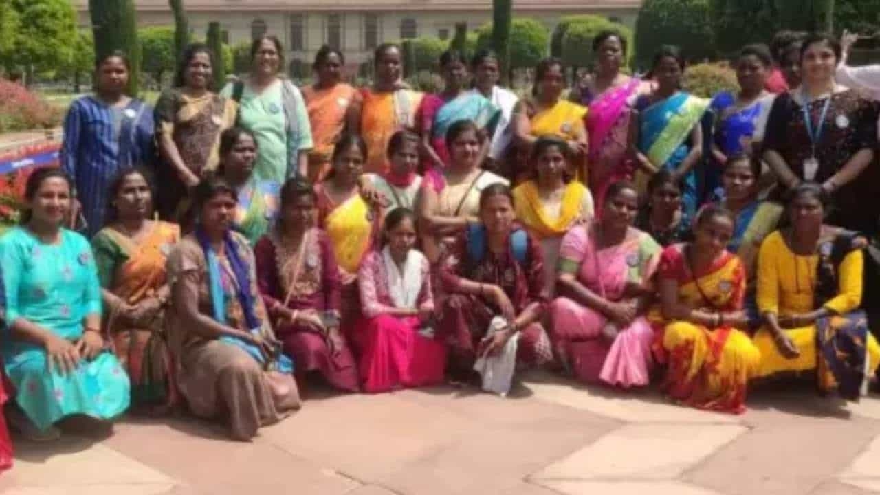 ಕರ್ನಾಟಕ ರಾಜ್ಯದ ಸಂಜೀವಿನಿ ಸ್ವ ಸಹಾಯ ಗುಂಪಿನ 31 ಬುಡಕಟ್ಟು ಜನಾಂಗದ ಮಹಿಳೆಯರು ನವದೆಹಲಿಯಲ್ಲಿರುವ
ರಾಷ್ಟ್ರಪತಿ ಭವನಕ್ಕೆ ಭೇಟಿ ನೀಡಿ ರಾಷ್ಟ್ರಪತಿ ಭವನದ ಅಮೃತ ಉದ್ಯಾನದಲ್ಲಿ ರಾಷ್ಟ್ರಪತಿ ದ್ರೌಪದಿ ಮುರ್ಮು ಅವರನ್ನು ಶುಕ್ರವಾರ
ಭೇಟಿ ಮಾಡಿದ್ದಾರೆ.