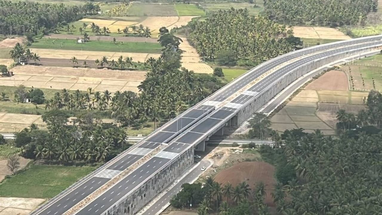 Mysuru Expressway: ಉದ್ಘಾಟನೆಗೆ ಮೋದಿ ಆಗಮನ, ಬೆಂಗಳೂರು-ಮೈಸೂರು ಹೆದ್ದಾರಿ ಮಾರ್ಗ ಬದಲಾವಣೆ, ಇಲ್ಲಿದೆ ಪರ್ಯಾಯ ಮಾರ್ಗ Mysuru Expressway: ಉದ್ಘಾಟನೆಗೆ ಮೋದಿ ಆಗಮನ, ಬೆಂಗಳೂರು-ಮೈಸೂರು ಹೆದ್ದಾರಿ ಮಾರ್ಗ ಬದಲಾವಣೆ, ಇಲ್ಲಿದೆ ಪರ್ಯಾಯ ಮಾರ್ಗ