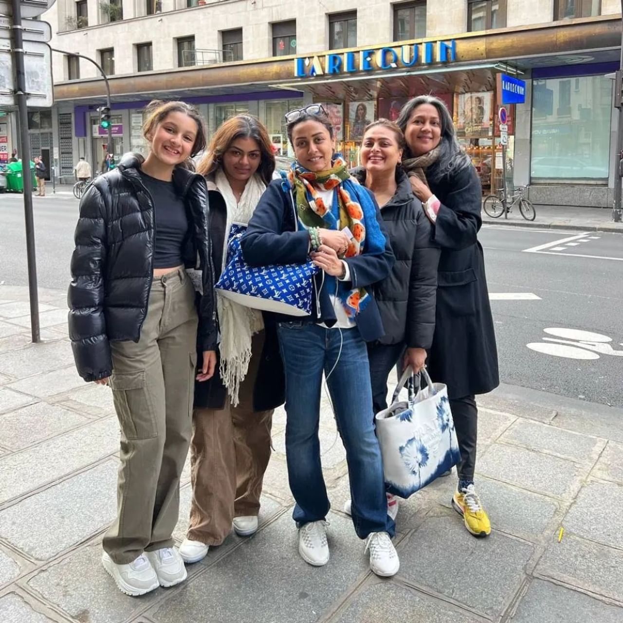 ಮಹೇಶ್ ಬಾಬು ಕುಟುಂಬಕ್ಕೆ ಪ್ರವಾಸ ಹೊಸದಲ್ಲ. ಸಮಯ ಸಿಕ್ಕಾಗಲೆಲ್ಲ ವಿದೇಶಕ್ಕೆ ತೆರಳುತ್ತಾರೆ. ಅಲ್ಲಿ ಸುತ್ತಾಡಿದ ಫೋಟೋಗಳನ್ನು ಇವರು ಸೋಶಿಯಲ್ ಮೀಡಿಯಾದಲ್ಲಿ ಹಂಚಿಕೊಳ್ಳುತ್ತಾರೆ. ಈಗ ಇವರು ಪ್ಯಾರಿಸ್ನಲ್ಲಿ ಸುತ್ತಾಡುತ್ತಿದ್ದಾರೆ.