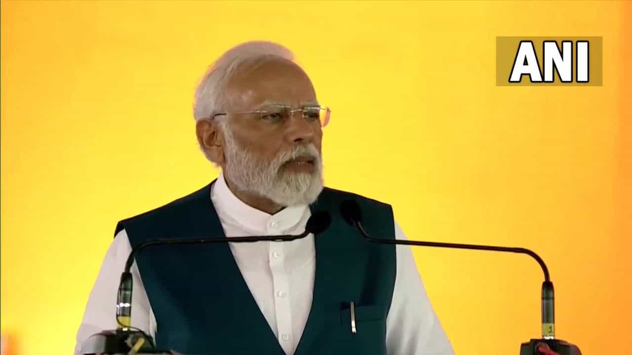 Narendra Modi: ಖರ್ಗೆ, ಸಿದ್ದರಾಮಯ್ಯಗೆ ಟಾಂಗ್; ಕಾಂಗ್ರೆಸ್ನ ಗ್ಯಾರಂಟಿಗಳು ಪೊಳ್ಳು ಭರವಸೆಗಳೆಂದ ಪ್ರಧಾನಿ ಮೋದಿ Narendra Modi: ಖರ್ಗೆ, ಸಿದ್ದರಾಮಯ್ಯಗೆ ಟಾಂಗ್; ಕಾಂಗ್ರೆಸ್ನ ಗ್ಯಾರಂಟಿಗಳು ಪೊಳ್ಳು ಭರವಸೆಗಳೆಂದ ಪ್ರಧಾನಿ ಮೋದಿ