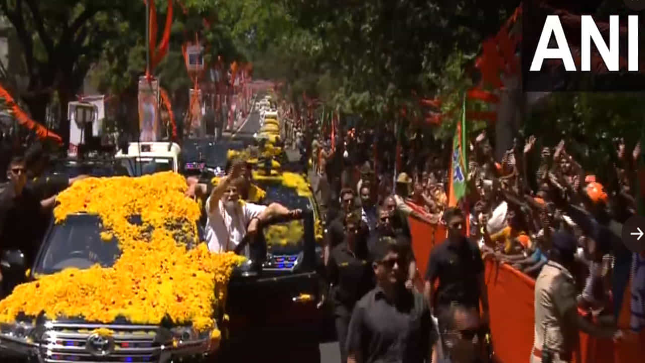 PM Modi Roadshow: ಮಂಡ್ಯದಲ್ಲಿ ಮೋದಿ ರೋಡ್ಶೋ, ದಾರಿಯುದ್ದಕ್ಕೂ ಹೂಮಳೆಗೆರೆದು ಜೈಕಾರ ಕೂಗಿದ ಜನ PM Modi Roadshow: ಮಂಡ್ಯದಲ್ಲಿ ಮೋದಿ ರೋಡ್ಶೋ, ದಾರಿಯುದ್ದಕ್ಕೂ ಹೂಮಳೆಗೆರೆದು ಜೈಕಾರ ಕೂಗಿದ ಜನ