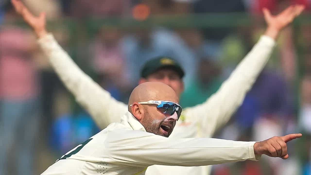 ಇಂದೋರ್ ಟೆಸ್ಟ್ನಲ್ಲಿ ಟೀಂ ಇಂಡಿಯಾವನ್ನು ಅಲ್ಪ ರನ್ಗಳಿಗೆ ಕಟ್ಟಿಹಾಕಿರುವ ಟೀಂ ಇಂಡಿಯಾ ಮೊದಲ ಇನ್ನಿಂಗ್ಸ್ನಲ್ಲಿ ಉತ್ತಮ ಆರಂಭ ಪಡೆದುಕೊಂಡಿದೆ. ಇತ್ತ ತನ್ನ ಸ್ಪಿನ್ ದಾಳಿಯ ಮೂಲಕ ಭಾರತದ ಬ್ಯಾಟಿಂಗ್ ವಿಭಾಗವನ್ನು ಪೆವಿಲಿಯನ್ಗಟ್ಟಿದ ಸ್ಪಿನ್ನರ್ ನಾಥನ್ ಲಿಯಾನ್, 3ನೇ ಟೆಸ್ಟ್ನಲ್ಲಿ ವಿಶಿಷ್ಟ ದಾಖಲೆ ಮಾಡಿದ್ದಾರೆ.