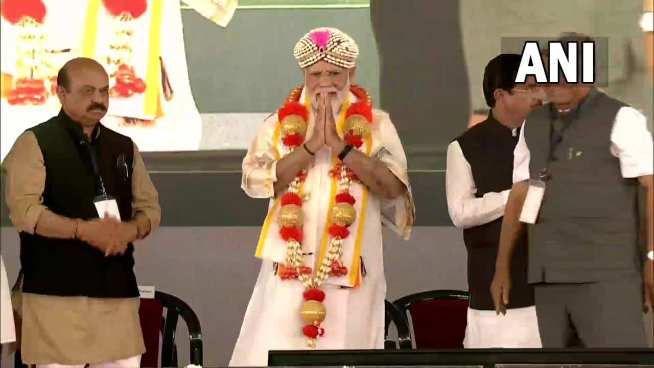 PM Modi Karnataka Visit Highlights: ಹುಬ್ಬಳ್ಳಿ ವಿಮಾನ ನಿಲ್ದಾಣದಿಂದ ದೆಹಲಿಯತ್ತ ಪ್ರಯಾಣ ಬೆಳಸಿದ ಪ್ರಧಾನಿ ಮೋದಿ PM Modi Karnataka Visit Highlights: ಹುಬ್ಬಳ್ಳಿ ವಿಮಾನ ನಿಲ್ದಾಣದಿಂದ ದೆಹಲಿಯತ್ತ ಪ್ರಯಾಣ ಬೆಳಸಿದ ಪ್ರಧಾನಿ ಮೋದಿ