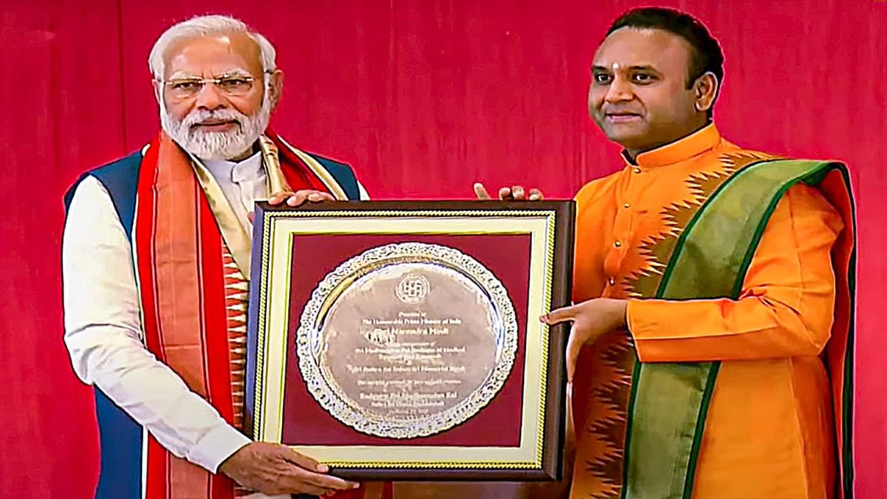 Narendra Modi in Karnataka: ಕರ್ನಾಟಕದಲ್ಲಿ ಮೋದಿ ಮೋಡಿ; ಚಿತ್ರಗಳಲ್ಲಿ ನೋಡಿ