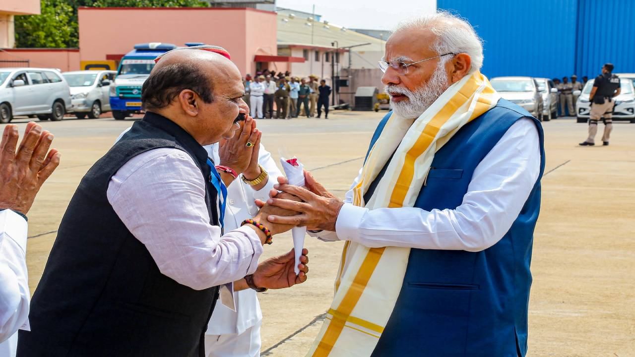 Narendra Modi in Karnataka visits Chikkaballapur Bengaluru inagurated kr puram whitefield metro and bjp maha sangama at Davanagere