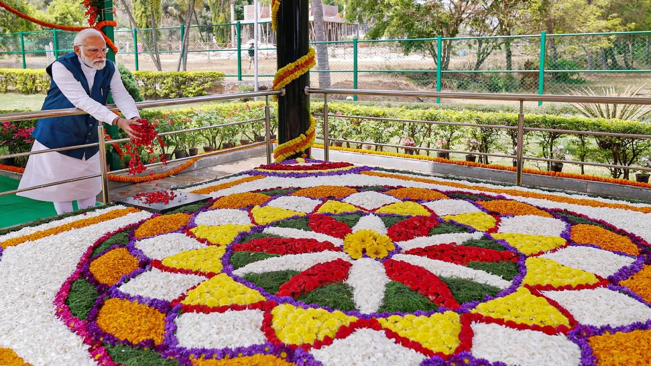 Narendra Modi in Karnataka visits Chikkaballapur Bengaluru inagurated kr puram whitefield metro and bjp maha sangama at Davanagere