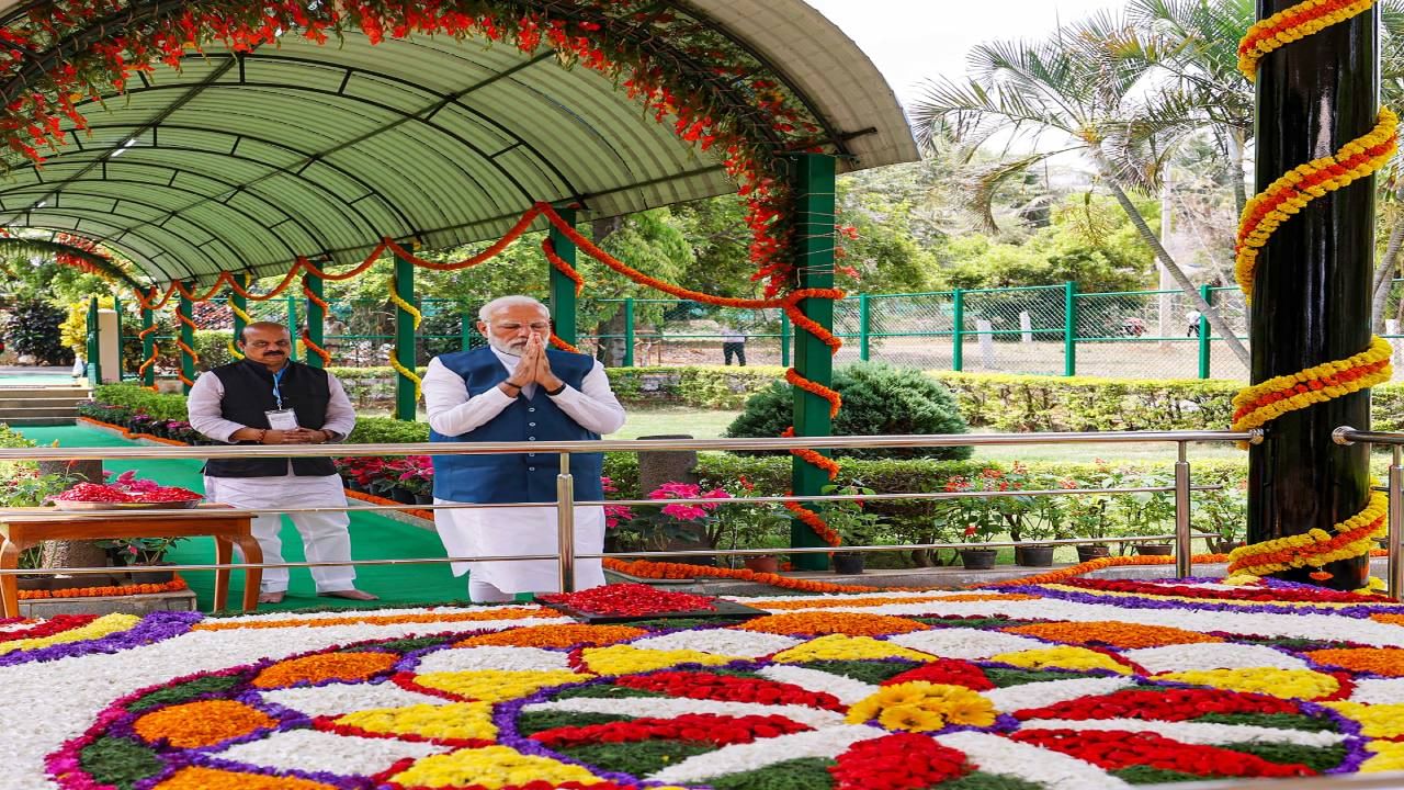 Narendra Modi in Karnataka visits Chikkaballapur Bengaluru inagurated kr puram whitefield metro and bjp maha sangama at Davanagere