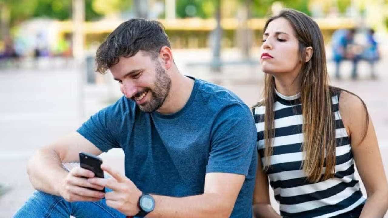 Cheating: ಸಂಗಾತಿ ನಿಮಗೆ ಮೋಸ ಮಾಡ್ತಿದ್ದಾರೆ, ಎಚ್ಚರವಾಗಿರಿ ಎಂದು ಹೇಳುವ ಸಂಕೇತಗಳಿವು Cheating: ಸಂಗಾತಿ ನಿಮಗೆ ಮೋಸ ಮಾಡ್ತಿದ್ದಾರೆ, ಎಚ್ಚರವಾಗಿರಿ ಎಂದು ಹೇಳುವ ಸಂಕೇತಗಳಿವು