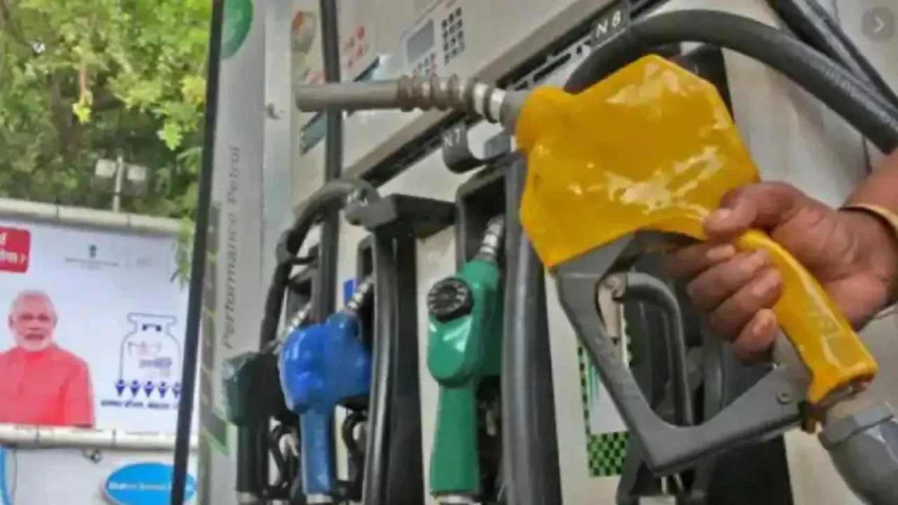 Petrol Price Today: ಬೆಂಗಳೂರು ಸೇರಿ ದೇಶದ ಪ್ರಮುಖ ನಗರಗಳಲ್ಲಿ ಮಾರ್ಚ್ 7 ರಂದು ಪೆಟ್ರೋಲ್, ಡೀಸೆಲ್ ದರ ಎಷ್ಟಿದೆ, ವಿವರ ಇಲ್ಲಿದೆ Petrol Price Today: ಬೆಂಗಳೂರು ಸೇರಿ ದೇಶದ ಪ್ರಮುಖ ನಗರಗಳಲ್ಲಿ ಮಾರ್ಚ್ 7 ರಂದು ಪೆಟ್ರೋಲ್, ಡೀಸೆಲ್ ದರ ಎಷ್ಟಿದೆ, ವಿವರ ಇಲ್ಲಿದೆ