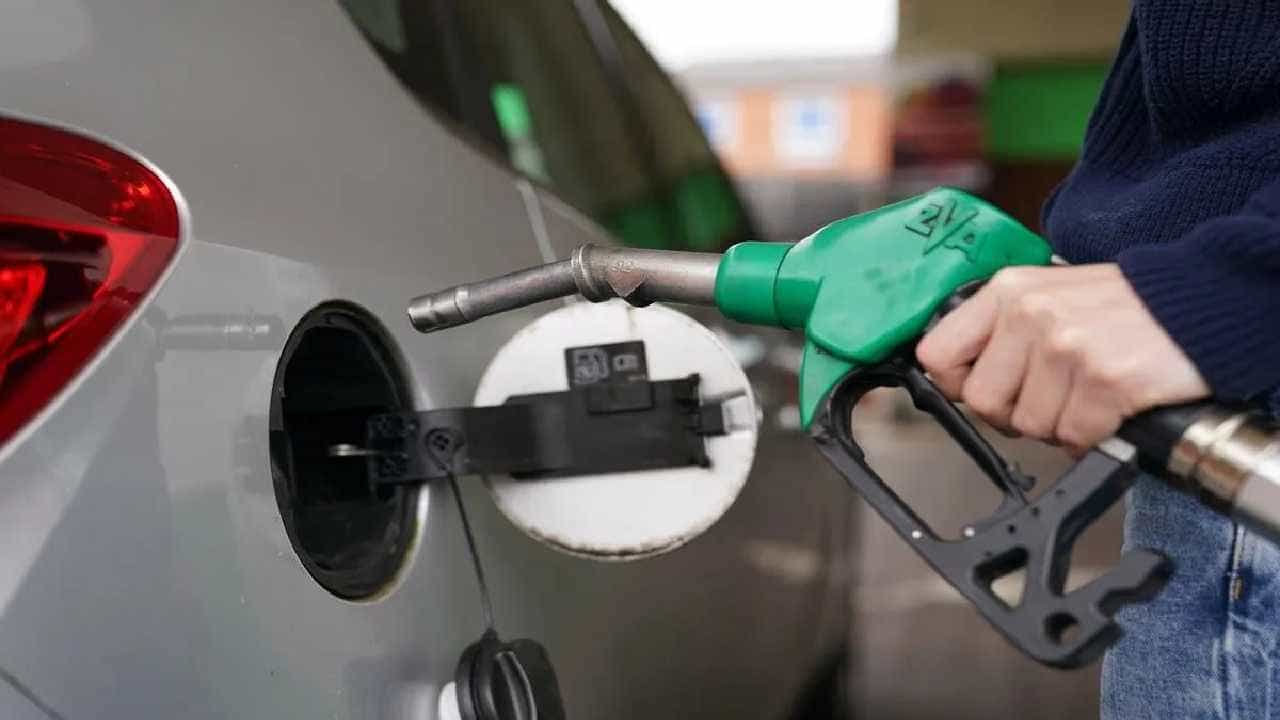 Petrol Price Today: ಬೆಂಗಳೂರು ಸೇರಿ ದೇಶದ ಪ್ರಮುಖ ನಗರಗಳಲ್ಲಿ ಮಾರ್ಚ್ 29ರಂದು ಪೆಟ್ರೋಲ್, ಡೀಸೆಲ್ ದರ ಎಷ್ಟಿದೆ, ವಿವರ ಇಲ್ಲಿದೆ Petrol Price Today: ಬೆಂಗಳೂರು ಸೇರಿ ದೇಶದ ಪ್ರಮುಖ ನಗರಗಳಲ್ಲಿ ಮಾರ್ಚ್ 29ರಂದು ಪೆಟ್ರೋಲ್, ಡೀಸೆಲ್ ದರ ಎಷ್ಟಿದೆ, ವಿವರ ಇಲ್ಲಿದೆ
