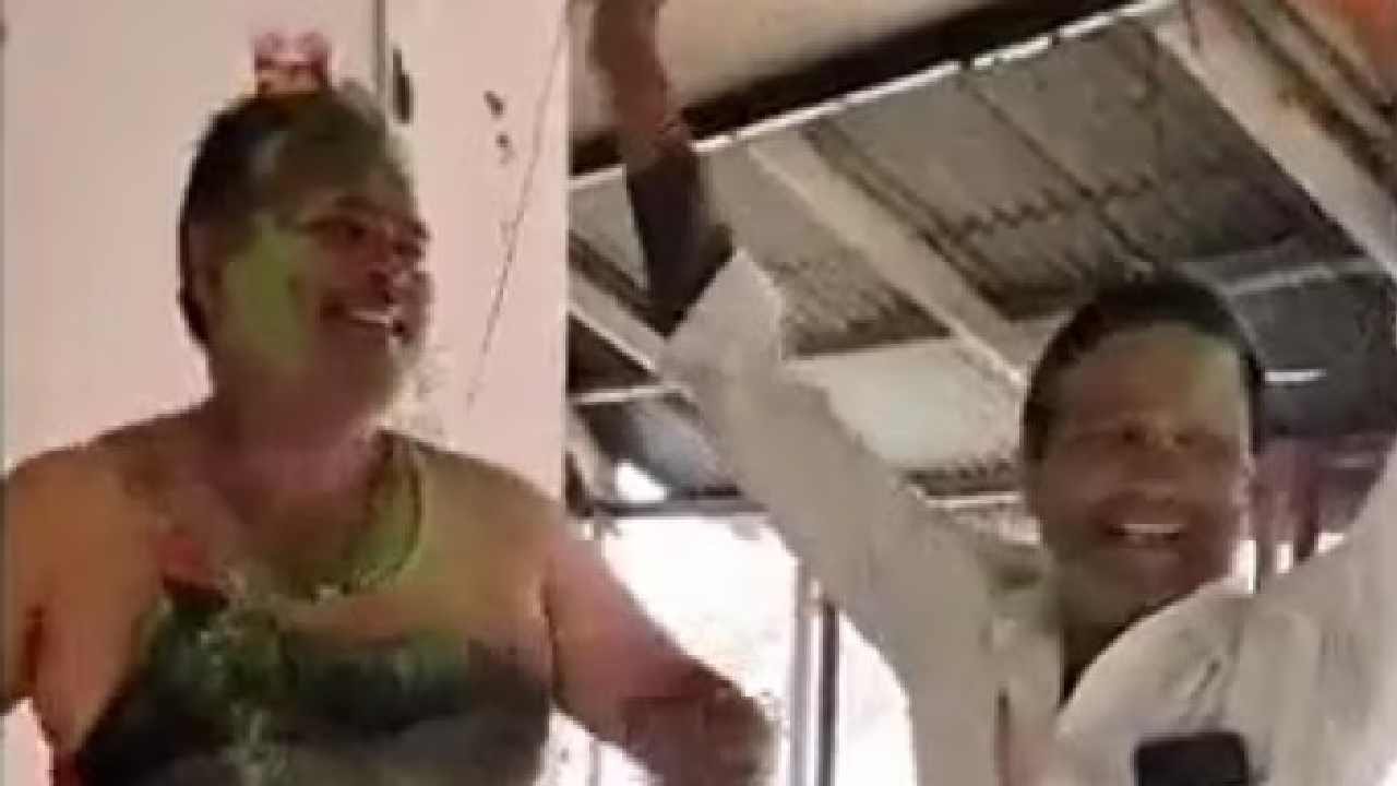 Jharkhand: ಹೋಳಿಯಂದು ಪೊಲೀಸ್ ಠಾಣೆಯಲ್ಲೇ ಎಣ್ಣೆ ಪಾರ್ಟಿ, ಬಣ್ಣ ಹಚ್ಚಿಕೊಂಡು, ಬಾಟಲಿ ಹಿಡಿದು ತೂರಾಡಿದ ಐವರು ಪೊಲೀಸರ ಅಮಾನತು Jharkhand: ಹೋಳಿಯಂದು ಪೊಲೀಸ್ ಠಾಣೆಯಲ್ಲೇ ಎಣ್ಣೆ ಪಾರ್ಟಿ, ಬಣ್ಣ ಹಚ್ಚಿಕೊಂಡು, ಬಾಟಲಿ ಹಿಡಿದು ತೂರಾಡಿದ ಐವರು ಪೊಲೀಸರ ಅಮಾನತು