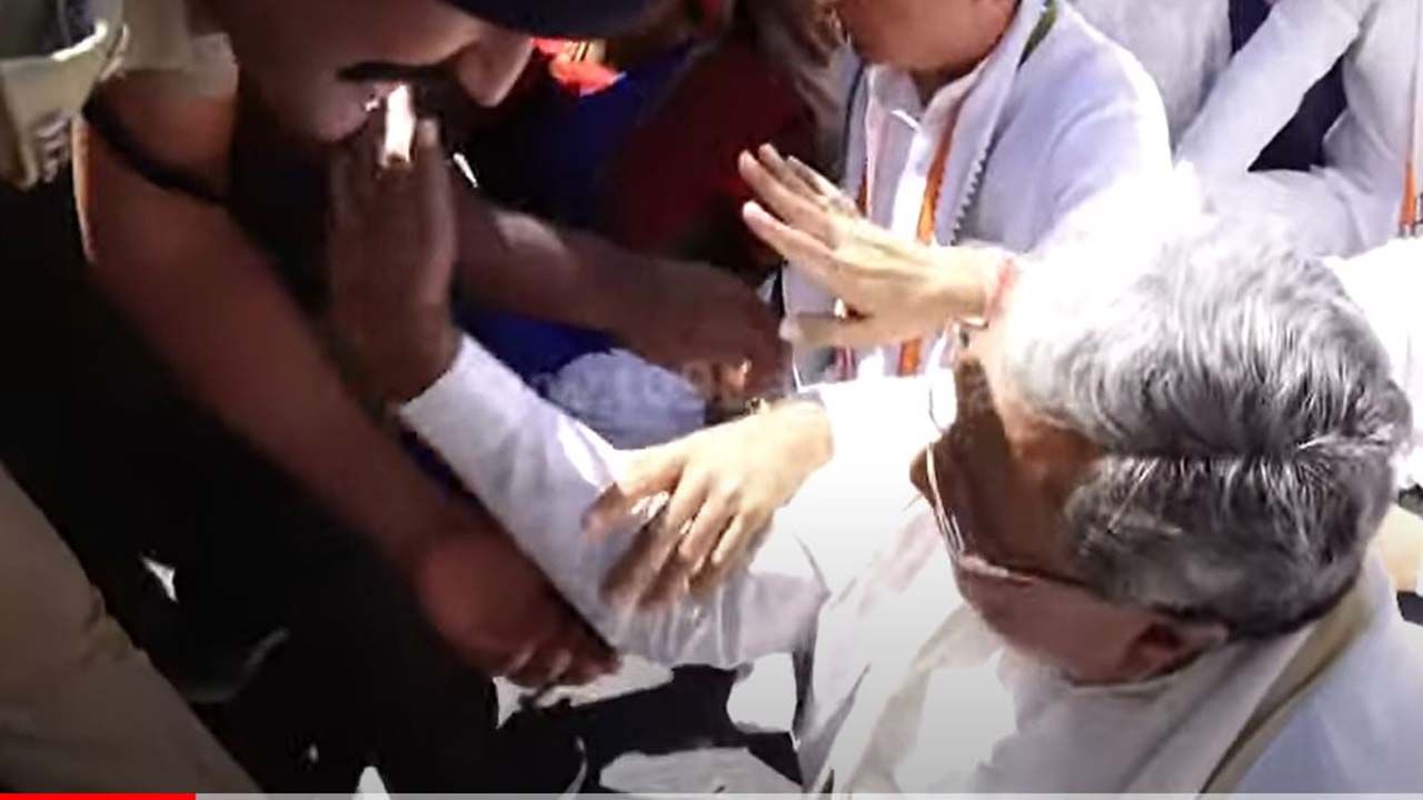 Congress Protest: ಮುಖ್ಯಮಂತ್ರಿಗಳ ನಿವಾಸದೆದುರು ಚಕ್ಕಂಬಕ್ಕಳ ಹಾಕ್ಕೊಂಡು ಕೂತ ಮಾಜಿ ಮುಖ್ಯಮಂತ್ರಿ ಸಿದ್ದರಾಮಯ್ಯ!