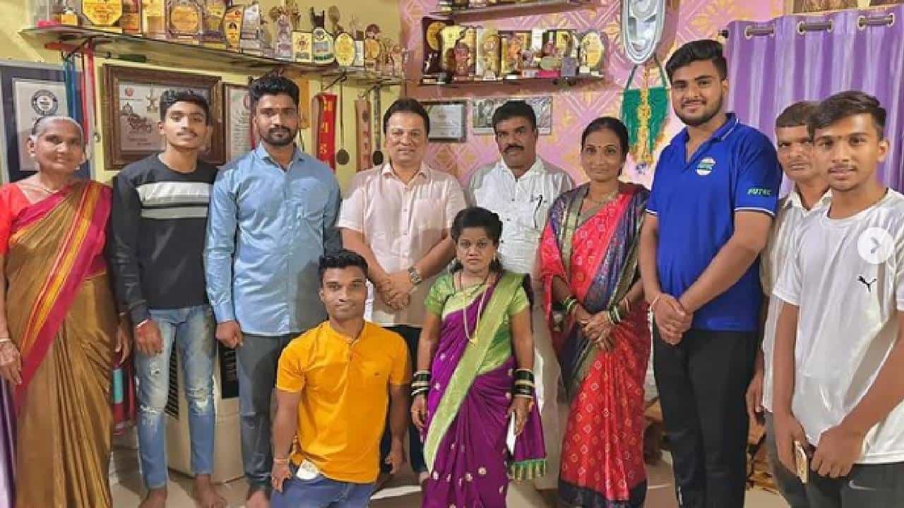 Viral News: 4ವರ್ಷ ಪ್ರೀತಿಸಿ ಹಸೆಮಣೆ ಏರಿದ ವಿಶ್ವದ ಅತ್ಯಂತ ಕುಳ್ಳ ಬಾಡಿಬಿಲ್ಡರ್ ಪ್ರತೀಕ್ ವಿಠ್ಠಲ್ Viral News: 4ವರ್ಷ ಪ್ರೀತಿಸಿ ಹಸೆಮಣೆ ಏರಿದ ವಿಶ್ವದ ಅತ್ಯಂತ ಕುಳ್ಳ ಬಾಡಿಬಿಲ್ಡರ್ ಪ್ರತೀಕ್ ವಿಠ್ಠಲ್