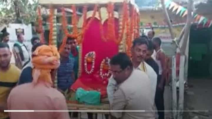 Celebrations at the village in Bihar: 29 ವರ್ಷಗಳಿಂದ ಪೊಲೀಸ್ ಠಾಣೆಯೊಂದರಲ್ಲಿ ಬಂಧಿಯಾಗಿದ್ದ ಭಗವಾನ್ ಹನುಮಾನ್ ಕೊನೆಗೂ ಬಿಡುಗಡೆ! Celebrations at the village in Bihar: 29 ವರ್ಷಗಳಿಂದ ಪೊಲೀಸ್ ಠಾಣೆಯೊಂದರಲ್ಲಿ ಬಂಧಿಯಾಗಿದ್ದ ಭಗವಾನ್ ಹನುಮಾನ್ ಕೊನೆಗೂ ಬಿಡುಗಡೆ!