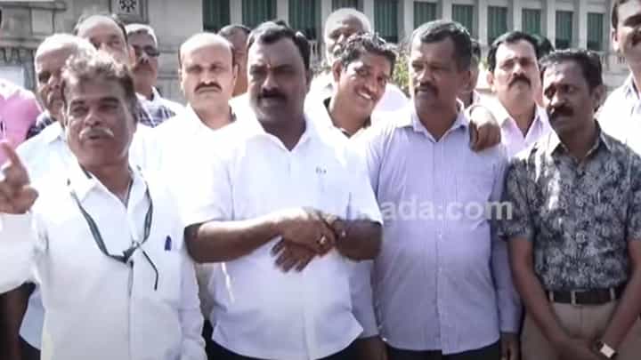 Government Employees Go On Strike: ಮುಷ್ಕರಕ್ಕೆ ಮಣಿದ ಸರ್ಕಾರದಿಂದ ನೌಕರರ ವೇತನ ಶೇಕಡ 17ರಷ್ಟು ಹೆಚ್ಚಿಸಿ ತಾತ್ಕಾಲಿಕ ಆದೇಶ Government Employees Go On Strike: ಮುಷ್ಕರಕ್ಕೆ ಮಣಿದ ಸರ್ಕಾರದಿಂದ ನೌಕರರ ವೇತನ ಶೇಕಡ 17ರಷ್ಟು ಹೆಚ್ಚಿಸಿ ತಾತ್ಕಾಲಿಕ ಆದೇಶ