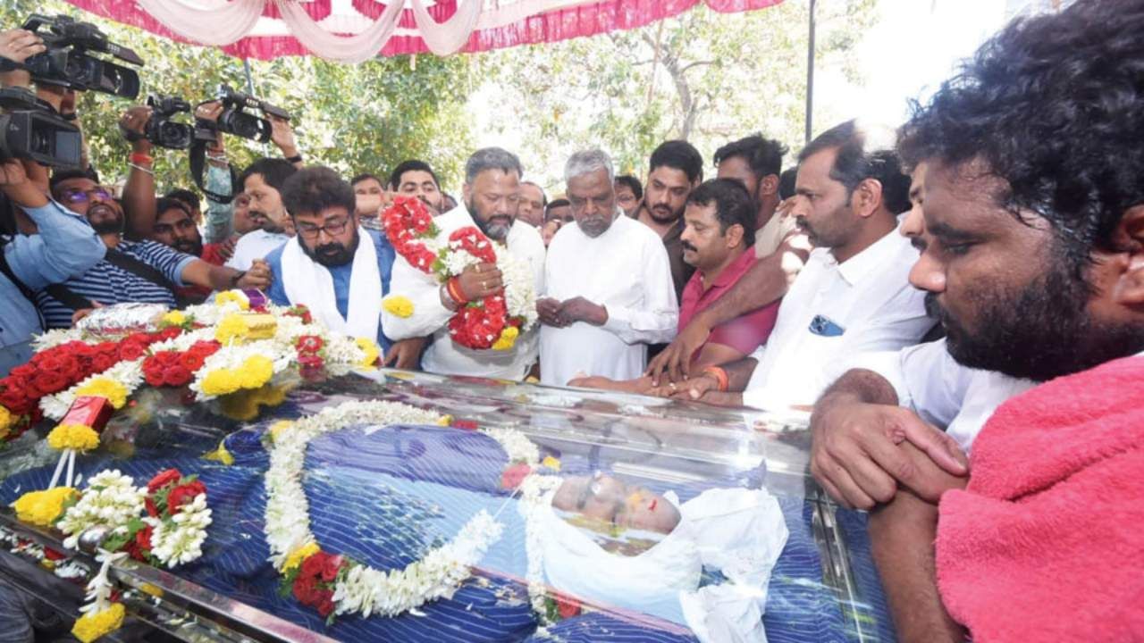 R Dhruvanarayan: ಆರ್ ಧ್ರುವನಾರಾಯಣ ಅಂತಿಮ ದರ್ಶನಕ್ಕೆ ಹರಿದು ಬಂದ ಜನಸಾಗರ R Dhruvanarayan: ಆರ್ ಧ್ರುವನಾರಾಯಣ ಅಂತಿಮ ದರ್ಶನಕ್ಕೆ ಹರಿದು ಬಂದ ಜನಸಾಗರ