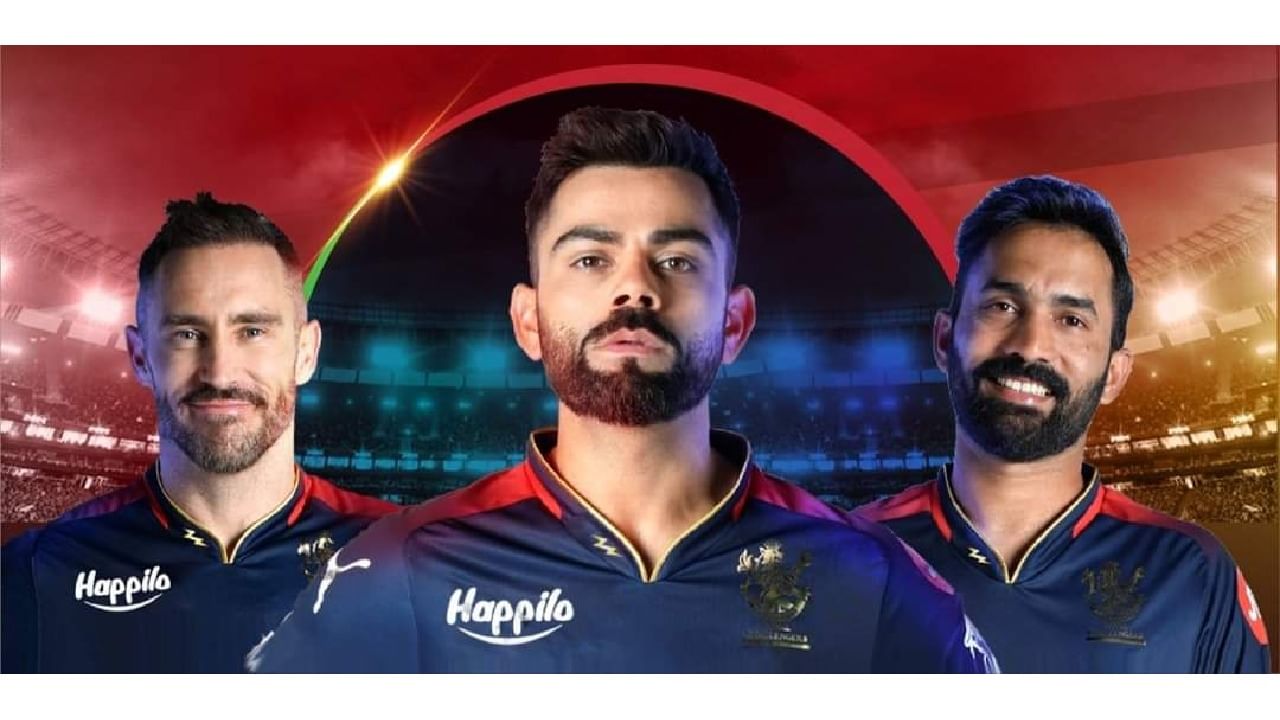 IPL 2023 RCB Jersey: ಇಂಡಿಯನ್ ಪ್ರೀಮಿಯರ್ ಲೀಗ್ ಸೀಸನ್ 16 ಗಾಗಿ ಆರ್​ಸಿಬಿ ರೂಪಿಸಿರುವ ಹೊಸ ಜೆರ್ಸಿಯ ಅನಾವರವಾಗಿದೆ. ಆರ್​ಸಿಬಿ ಅನ್​ಬಾಕ್ಸ್ ಕಾರ್ಯಕ್ರಮದ ಮೂಲಕ ಅನಾವರಣಗೊಳಿಸಲು ಉದ್ದೇಶಿಸಿದ್ದ ಜೆರ್ಸಿಯ ಫೋಟೋ ಲೀಕ್ ಆಗಿದ್ದು, ಇದೀಗ ಸೋಷಿಯಲ್ ಮೀಡಿಯಾದಲ್ಲಿ ಭಾರೀ ವೈರಲ್ ಆಗಿದೆ.