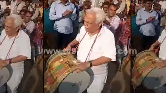 Haliyal: ಮಠದ ರಥೋತ್ಸವದಲ್ಲಿ 25 ರ ಯುವಕರೂ ನಾಚುವಂತೆ ಒಂದೇಸಮ ಅರ್ಧಗಂಟೆ ಡೊಳ್ಳು ಬಾರಿಸಿದ 75ರ ಆರ್ ವಿ ದೇಶಪಾಂಡೆ! Haliyal: ಮಠದ ರಥೋತ್ಸವದಲ್ಲಿ 25 ರ ಯುವಕರೂ ನಾಚುವಂತೆ ಒಂದೇಸಮ ಅರ್ಧಗಂಟೆ ಡೊಳ್ಳು ಬಾರಿಸಿದ 75ರ ಆರ್ ವಿ ದೇಶಪಾಂಡೆ!