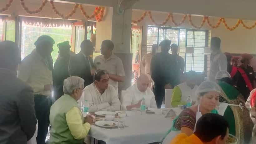 ಕಾಂಗ್ರೆಸ್ ಟಿಕೆಟ್ ಆಕಾಂಕ್ಷಿ ಡಿ.ಬಿ.ಇನಾಮ್ದಾರ್ ಜತೆ ಊಟ ಸೇವಿಸಿದ ರಾಜನಾಥ್ ಸಿಂಗ್