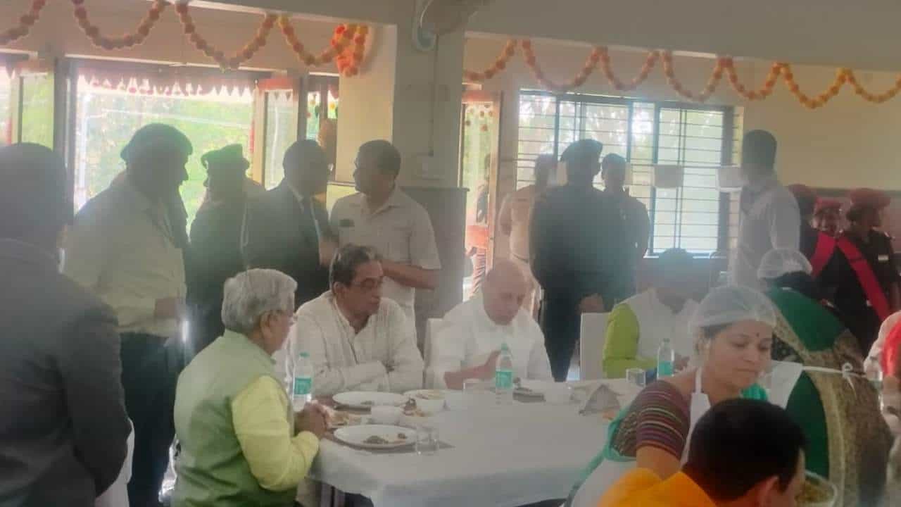 ಕಾಂಗ್ರೆಸ್ ಟಿಕೆಟ್ ಆಕಾಂಕ್ಷಿ ಡಿ.ಬಿ.ಇನಾಮ್ದಾರ್ ಜತೆ ಊಟ ಸೇವಿಸಿದ ರಾಜನಾಥ್ ಸಿಂಗ್ ಕಾಂಗ್ರೆಸ್ ಟಿಕೆಟ್ ಆಕಾಂಕ್ಷಿ ಡಿ.ಬಿ.ಇನಾಮ್ದಾರ್ ಜತೆ ಊಟ ಸೇವಿಸಿದ ರಾಜನಾಥ್ ಸಿಂಗ್