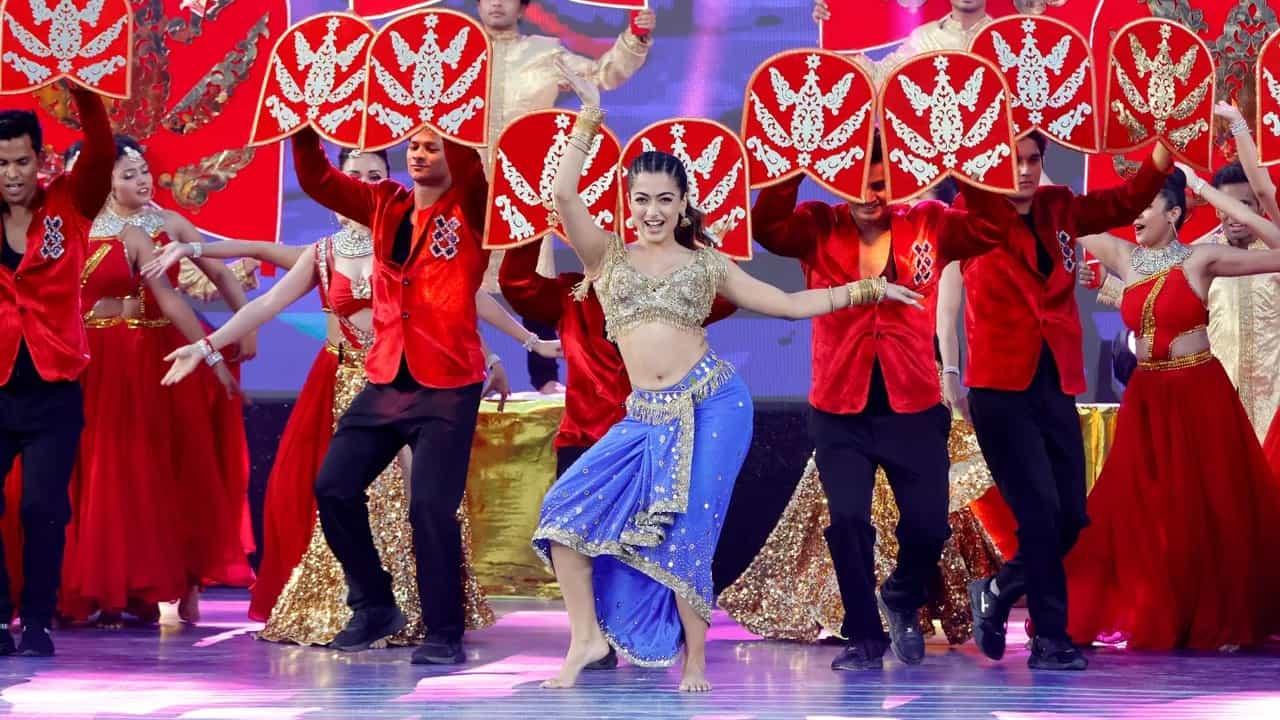 IPL 2023 Opening Ceremony: ಐಪಿಎಲ್ ವೇದಿಕೆಯಲ್ಲಿ ಮೈ ಬಳುಕಿಸಿ ಮೋಡಿ ಮಾಡಿದ ರಶ್ಮಿಕಾ ಮಂದಣ್ಣ IPL 2023 Opening Ceremony: ಐಪಿಎಲ್ ವೇದಿಕೆಯಲ್ಲಿ ಮೈ ಬಳುಕಿಸಿ ಮೋಡಿ ಮಾಡಿದ ರಶ್ಮಿಕಾ ಮಂದಣ್ಣ