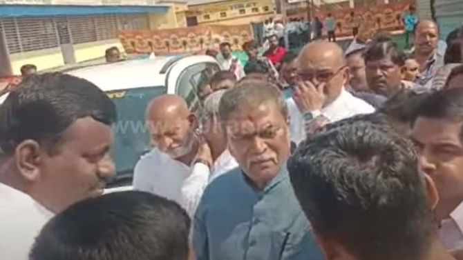 Koppal: ಹುಲಿಗಿ ಗ್ರಾಮದಲ್ಲಿ ರೇಲ್ವೇ ಸೇತುವೆ ಮಾಡಿಸಿಕೊಡುವುದಾಗಿ ಹೇಳಿ ತಪ್ಪಿಸಿಕೊಳ್ಳುತ್ತಿದ್ದ ಸಚಿವ ಆನಂದ್ ಸಿಂಗ್ ಗೆ ಗ್ರಾಮಸ್ಥರಿಂದ ತರಾಟೆ Koppal: ಹುಲಿಗಿ ಗ್ರಾಮದಲ್ಲಿ ರೇಲ್ವೇ ಸೇತುವೆ ಮಾಡಿಸಿಕೊಡುವುದಾಗಿ ಹೇಳಿ ತಪ್ಪಿಸಿಕೊಳ್ಳುತ್ತಿದ್ದ ಸಚಿವ ಆನಂದ್ ಸಿಂಗ್ ಗೆ ಗ್ರಾಮಸ್ಥರಿಂದ ತರಾಟೆ