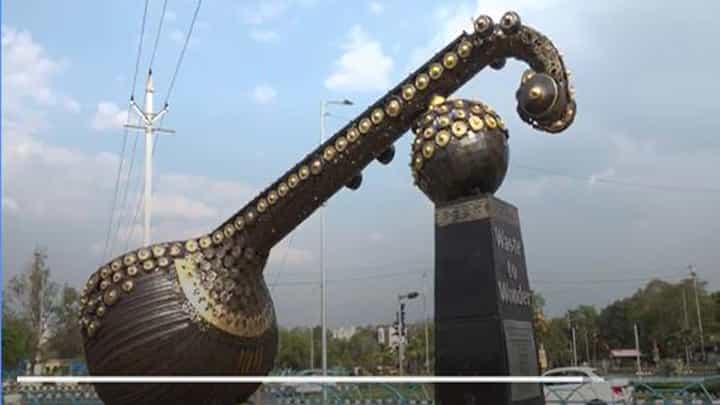 Waste to Wonder: ಭೋಪಾಲ್ ನಗರದ ಕಲಾವಿದರ ತಂಡವೊಂದು ಹಾಳಾದ ವಾಹನಗಳ ಬಿಡಿಭಾಗಗಳಿಂದ ಭಾರೀ ಗಾತ್ರದ ರುದ್ರ ವೀಣೆ ತಯಾರಿಸಿದೆ! Waste to Wonder: ಭೋಪಾಲ್ ನಗರದ ಕಲಾವಿದರ ತಂಡವೊಂದು ಹಾಳಾದ ವಾಹನಗಳ ಬಿಡಿಭಾಗಗಳಿಂದ ಭಾರೀ ಗಾತ್ರದ ರುದ್ರ ವೀಣೆ ತಯಾರಿಸಿದೆ!