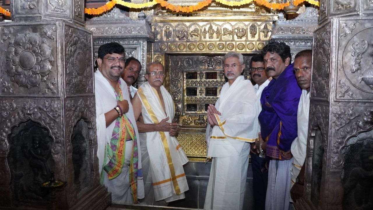 S Jaishankar: ವಿದೇಶಾಂಗ ಸಚಿವ ಎಸ್​. ಜೈಶಂಕರ್ ಉಡುಪಿ ಶ್ರೀ ಕೃಷ್ಣ ಮಠಕ್ಕೆ ಭೇಟಿ