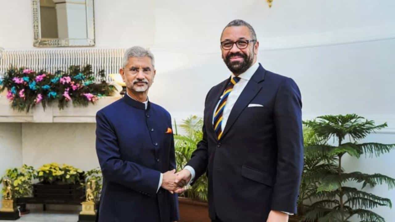 S Jaishankar: ಬಿಬಿಸಿ ಭಾರತದ ಕಾನೂನನ್ನು ಗೌರವಿಸಲೇಬೇಕು; ಬ್ರಿಟನ್ ವಿದೇಶಾಂಗ ಸಚಿವರಿಗೆ ಜೈಶಂಕರ್ ಖಡಕ್ ಉತ್ತರ S Jaishankar: ಬಿಬಿಸಿ ಭಾರತದ ಕಾನೂನನ್ನು ಗೌರವಿಸಲೇಬೇಕು; ಬ್ರಿಟನ್ ವಿದೇಶಾಂಗ ಸಚಿವರಿಗೆ ಜೈಶಂಕರ್ ಖಡಕ್ ಉತ್ತರ