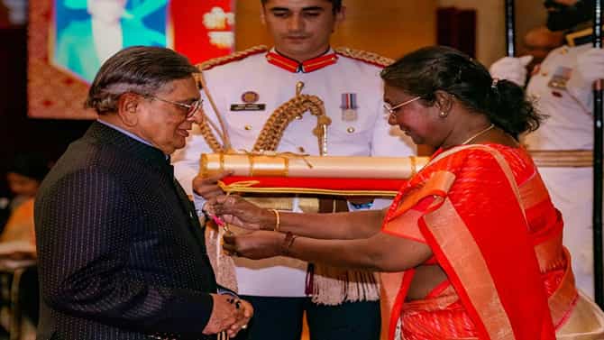 Padma Awards 2023: ರಾಷ್ಟ್ರಪತಿ ದ್ರೌಪದಿ ಮುರ್ಮುರಿಂದ ಪದ್ಮ ಪ್ರಶಸ್ತಿ ಪ್ರದಾನ; ಪದ್ಮ ವಿಭೂಷಣ ಸ್ವೀಕರಿಸಿದ ಎಸ್​ಎಂ ಕೃಷ್ಣ