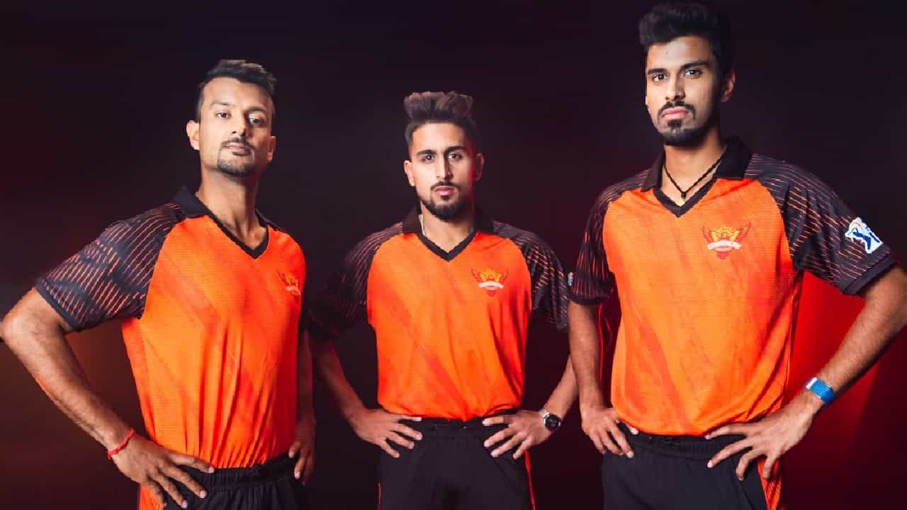 IPL 2023: ಇಂಡಿಯನ್ ಪ್ರೀಮಿಯರ್ ಲೀಗ್ ಸೀಸನ್ 16 ಗಾಗಿ ಸನ್ರೈಸರ್ಸ್ ಹೈದರಾಬಾದ್ ಫ್ರಾಂಚೈಸಿಯು ಹೊಸ ಜೆರ್ಸಿಯನ್ನು ಅನಾವರಣಗೊಳಿಸಿದೆ. ಕಳೆದ ಬಾರಿಗಿಂತ ಈ ಬಾರಿಯ ಜೆರ್ಸಿಯಲ್ಲಿ ಕೆಲ ಬದಲಾವಣೆ ಮಾಡಲಾಗಿದೆ. ಇದಾಗ್ಯೂ ತಂಡದ ಟ್ರೇಡ್ ಮಾರ್ಕ್ ಆಗಿರುವ ಆರೆಂಜ್ ಜೆರ್ಸಿಯಲ್ಲೇ ಎಸ್ಆರ್ಹೆಚ್ ಕಣಕ್ಕಿಳಿಯಲಿದೆ.