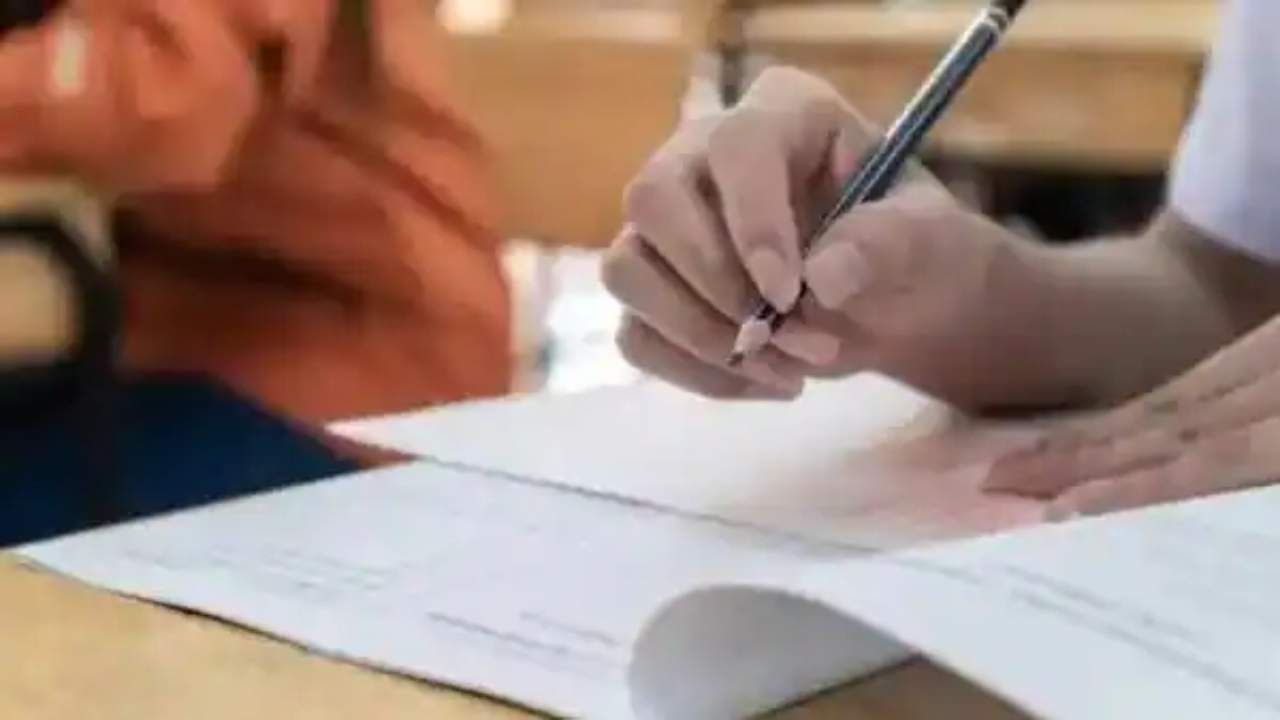 SSLC Exams 2023: ಬೇರೊಬ್ಬ ವಿದ್ಯಾರ್ಥಿ ಹೆಸರಲ್ಲಿ SSLC ಪರೀಕ್ಷೆ ಬರೆಯುತ್ತಿದ್ದ ಮತ್ತೋರ್ವ ಅಪ್ರಾಪ್ತ ಬಾಲಕ: ಪೋಲಿಸ್ ವಶಕ್ಕೆ SSLC Exams 2023: ಬೇರೊಬ್ಬ ವಿದ್ಯಾರ್ಥಿ ಹೆಸರಲ್ಲಿ SSLC ಪರೀಕ್ಷೆ ಬರೆಯುತ್ತಿದ್ದ ಮತ್ತೋರ್ವ ಅಪ್ರಾಪ್ತ ಬಾಲಕ: ಪೋಲಿಸ್ ವಶಕ್ಕೆ