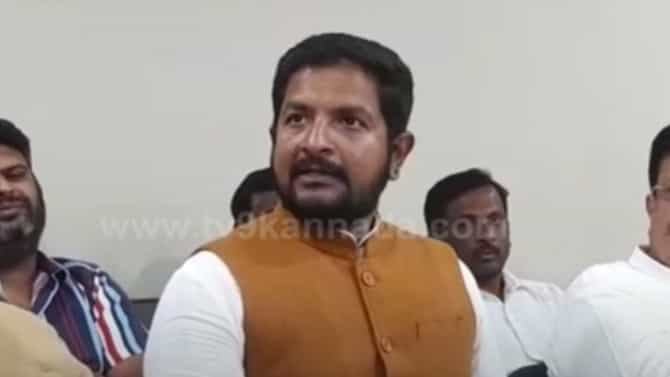 ಅಭಿವೃದ್ಧಿ ವಿಚಾರದಲ್ಲಿ ಹೊಸಕೋಟೆ ಕ್ಷೇತ್ರದಲ್ಲಿ ತಾರತಮ್ಯ: ಎಂಟಿಬಿ ನಾಗರಾಜ್ ವಿರುದ್ಧ ಆರೋಪ, ಶರತ್ ಬಚ್ಚೇಗೌಡ ಏಕಾಂಗಿ ಪ್ರತಿಭಟನೆ