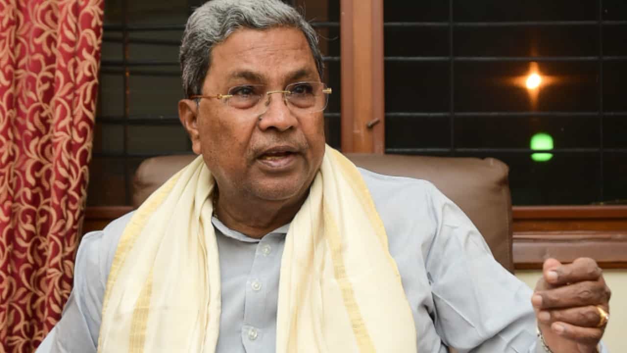 Karnataka Assembly Poll 2023: ಕೂಡಲೇ ಚುನಾವಣೆ ದಿನಾಂಕ ಘೋಷಣೆ ಮಾಡುವಂತೆ ಆಯೋಗಕ್ಕೆ ಸಿದ್ದರಾಮಯ್ಯ ಮನವಿ Karnataka Assembly Poll 2023: ಕೂಡಲೇ ಚುನಾವಣೆ ದಿನಾಂಕ ಘೋಷಣೆ ಮಾಡುವಂತೆ ಆಯೋಗಕ್ಕೆ ಸಿದ್ದರಾಮಯ್ಯ ಮನವಿ