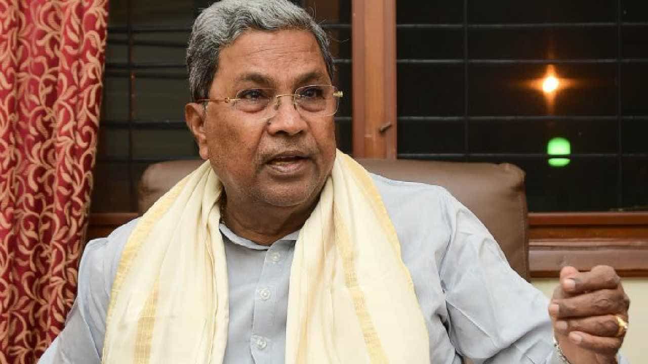 ಸಿದ್ದರಾಮಯ್ಯ ನಿವಾಸದೆದುರು ಕಾಂಗ್ರೆಸ್ ಕಾರ್ಯಕರ್ತರ ಹೈಡ್ರಾಮಾ, ಕೋಲಾರದಿಂದ ಸ್ಪರ್ಧಿಸದಿದ್ದರೆ ಆತ್ಮಹತ್ಯೆ ಮಾಡಿಕೊಳ್ಳುವುದಾಗಿ ಅಭಿಮಾನಿ ಎಚ್ಚರಿಕೆ ಸಿದ್ದರಾಮಯ್ಯ ನಿವಾಸದೆದುರು ಕಾಂಗ್ರೆಸ್ ಕಾರ್ಯಕರ್ತರ ಹೈಡ್ರಾಮಾ, ಕೋಲಾರದಿಂದ ಸ್ಪರ್ಧಿಸದಿದ್ದರೆ ಆತ್ಮಹತ್ಯೆ ಮಾಡಿಕೊಳ್ಳುವುದಾಗಿ ಅಭಿಮಾನಿ ಎಚ್ಚರಿಕೆ