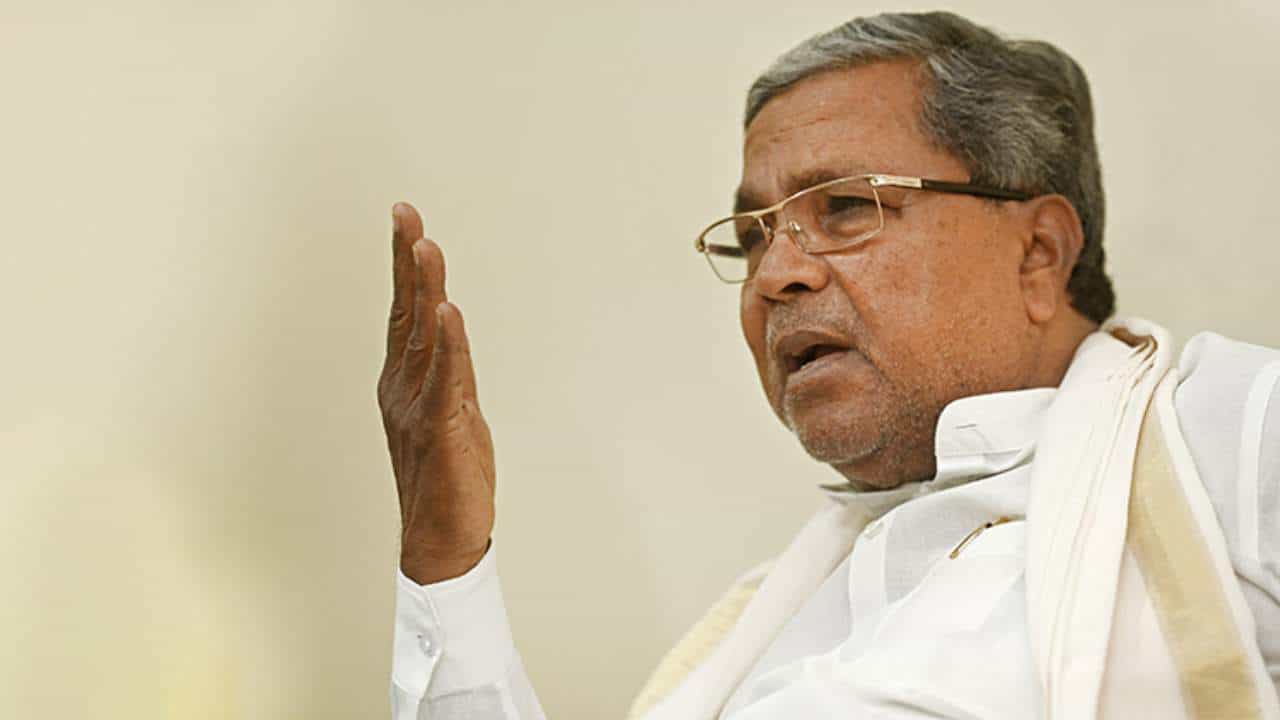ರಾಹುಲ್ ಗಾಂಧಿ ಬೈದಿದ್ದು ಬಿಜೆಪಿಯವರನ್ನು, ದೇಶದ ಮಾನ ಹೇಗೆ ಹೋಗುತ್ತದೆ: ಸಿದ್ದರಾಮಯ್ಯ ಪ್ರಶ್ನೆ ರಾಹುಲ್ ಗಾಂಧಿ ಬೈದಿದ್ದು ಬಿಜೆಪಿಯವರನ್ನು, ದೇಶದ ಮಾನ ಹೇಗೆ ಹೋಗುತ್ತದೆ: ಸಿದ್ದರಾಮಯ್ಯ ಪ್ರಶ್ನೆ