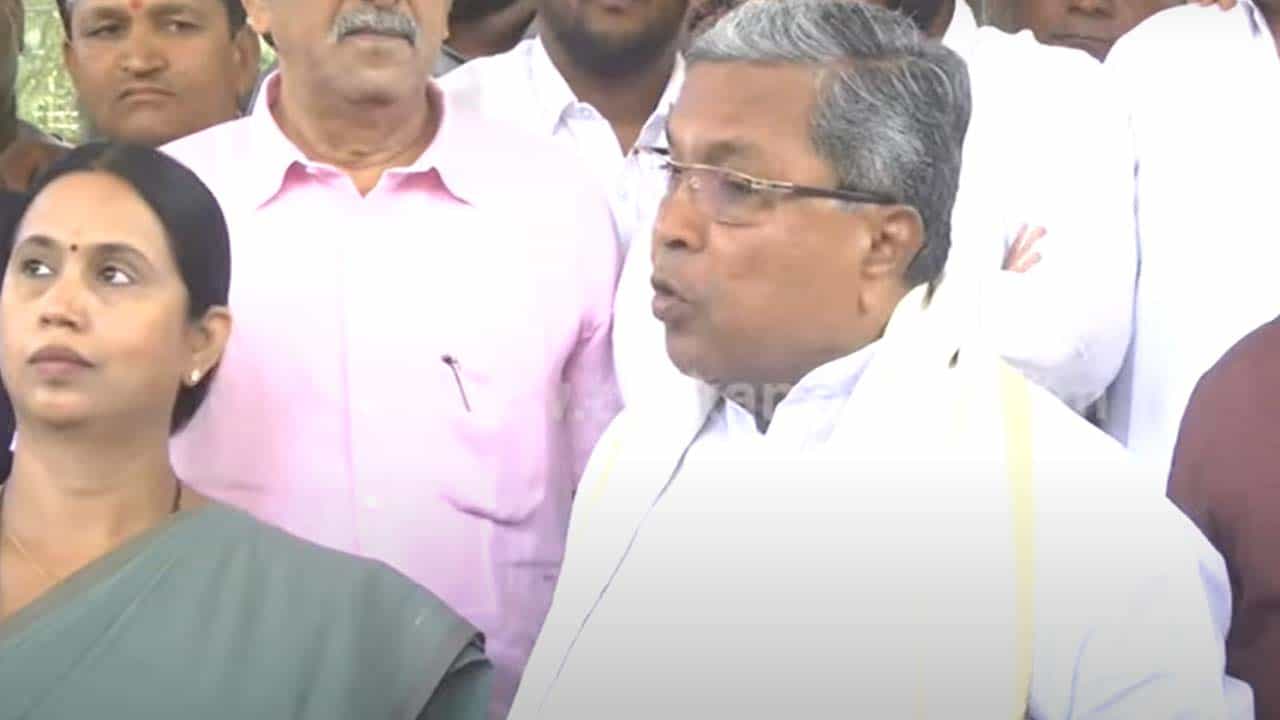 Siddaramaiah in border district: ಬೆಳಗಾವಿಗೆ ಪ್ರವಾಹ, ಕೊರೋನಾ ಬಂದಾಗ ಬಾರದ ಪ್ರದಾನಿ ಮೋದಿ ಈಗ್ಯಾಕೆ ಬರುತ್ತಿದ್ದಾರೆ? ಸಿದ್ದರಾಮಯ್ಯ Siddaramaiah in border district: ಬೆಳಗಾವಿಗೆ ಪ್ರವಾಹ, ಕೊರೋನಾ ಬಂದಾಗ ಬಾರದ ಪ್ರದಾನಿ ಮೋದಿ ಈಗ್ಯಾಕೆ ಬರುತ್ತಿದ್ದಾರೆ? ಸಿದ್ದರಾಮಯ್ಯ