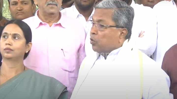 Siddaramaiah in border district: ಬೆಳಗಾವಿಗೆ ಪ್ರವಾಹ, ಕೊರೋನಾ ಬಂದಾಗ ಬಾರದ ಪ್ರದಾನಿ ಮೋದಿ ಈಗ್ಯಾಕೆ ಬರುತ್ತಿದ್ದಾರೆ? ಸಿದ್ದರಾಮಯ್ಯ Siddaramaiah in border district: ಬೆಳಗಾವಿಗೆ ಪ್ರವಾಹ, ಕೊರೋನಾ ಬಂದಾಗ ಬಾರದ ಪ್ರದಾನಿ ಮೋದಿ ಈಗ್ಯಾಕೆ ಬರುತ್ತಿದ್ದಾರೆ? ಸಿದ್ದರಾಮಯ್ಯ